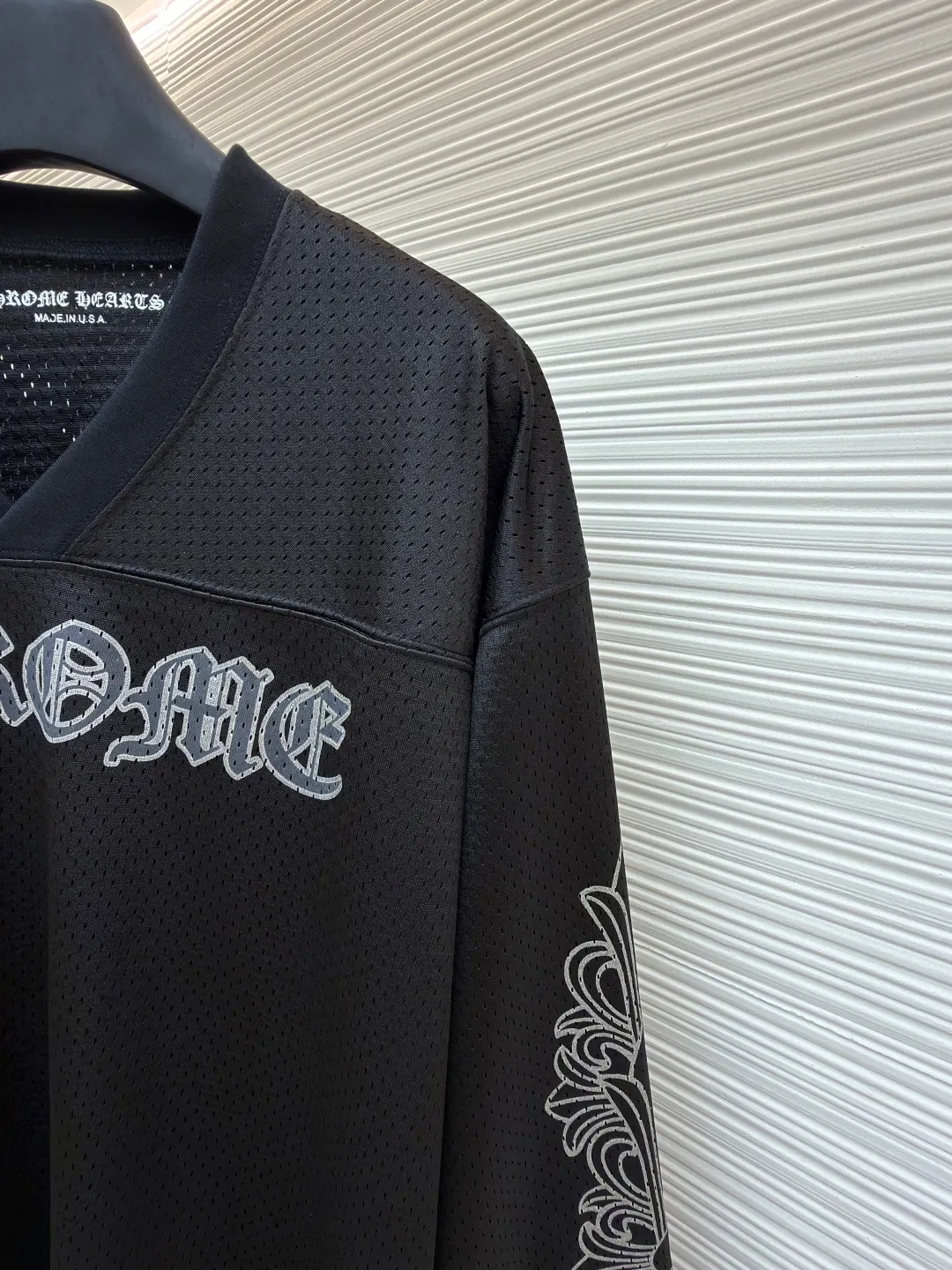 Chrome Hearts Ice Hockey Uniform Letter Printed Long Sleeve ●Original: Purchased and developed by 15539 ●Item No.: 1681770-A15 ●Fabric: High-density breathable mesh fabric ●Technology: Printing ●Color: Black ●Version: Fitted version ●Weight: about 565 grams ●Size: S-M-L ●Description: Made of high-density breathable mesh fabric, treated with soft washing technology, it is smooth to the touch and breathable, and will not feel stuffy after long-term wear. The side of the trousers is decorated with embossed pattern embroidery, which is made through multi-layer needlework technology. The texture is three-dimensional and exquisite, and it is not easy to fall off, highlighting the dark aesthetic style of the brand. The waist is equipped with a drawstring design, which is suitable for various waistlines and can be worn without restraint. The fit is a loose, straight cut, with natural hems to ensure a neat look and plenty of room for movement. The stitching of the whole trousers is neat and even, and there is no accumulation of burrs in the details. The size is measured manually (an error of 1-3CM is normal). The craftsmanship balances comfort attributes and trendy design. It is a street style item with both practicality and style. The overall wiring is straight and delicate, the fabric is comfortable and soft, and the color is consistent without color difference. It can be matched with the same style to create a fashionable look and control various occasions. Customized accessories, complete with three standards, same style for men and women!